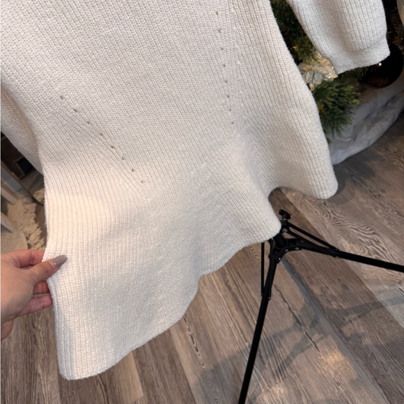 Elegant White Mini dress with long sleeves made of thick knit fabric. - Picture 6 of 8